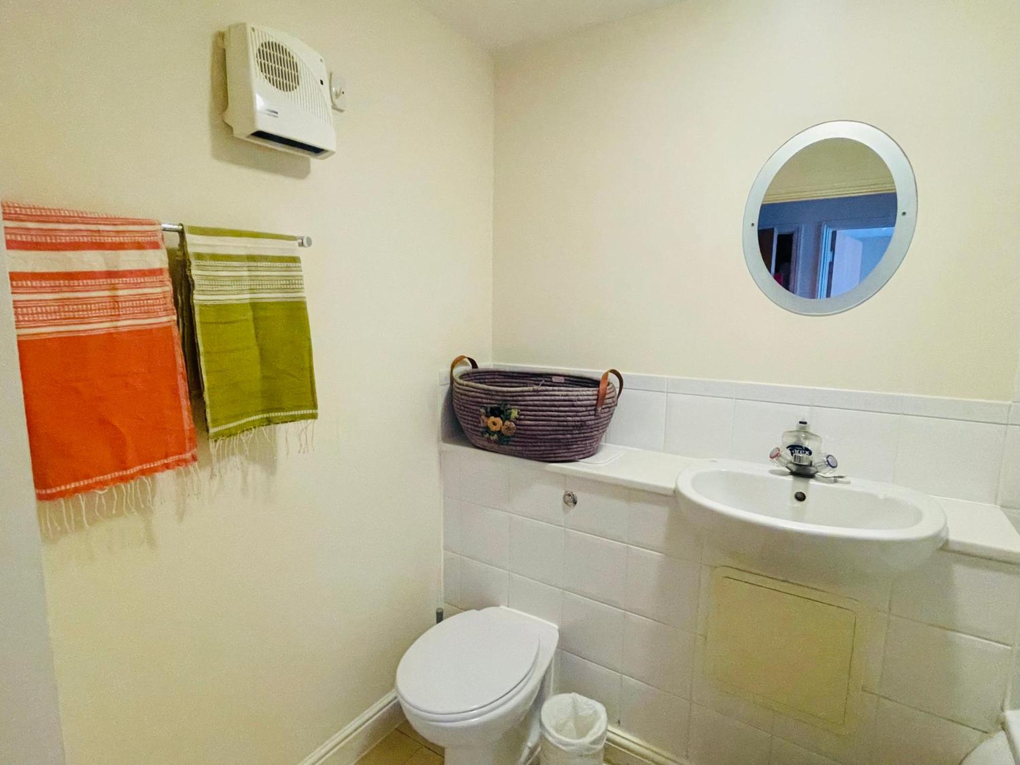 Bright Fun Relaxing Apartment In The Heart Of Epsom Dış mekan fotoğraf